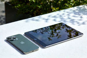 스마트폰과 태블릿 기기가 나란히 놓여 있는 이미지